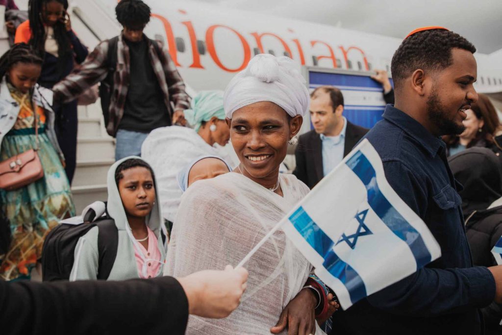 Etiopian juutaliasia laskeutuu koneesta Ben Gurionin lentokentällä Israelissa